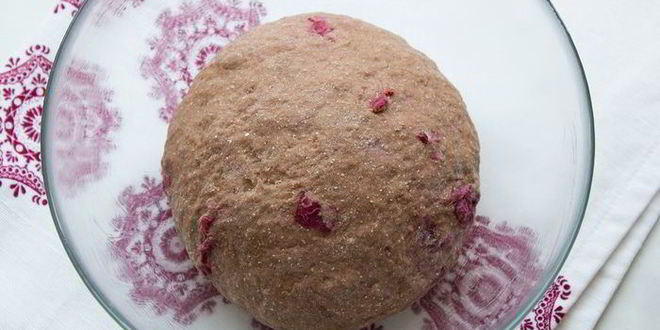 Рецепт английские крестовые булочки с шоколадом и вишней