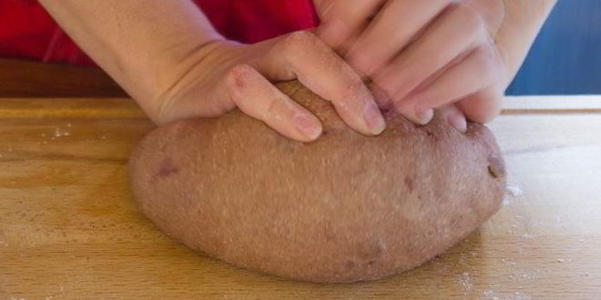 Рецепт английские крестовые булочки с шоколадом и вишней