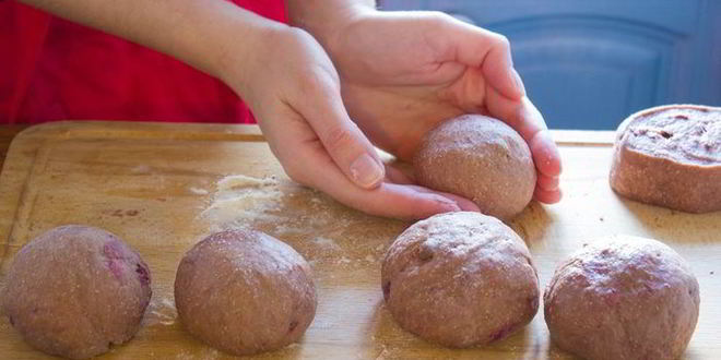 Рецепт английские крестовые булочки с шоколадом и вишней