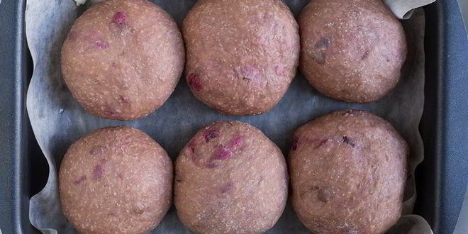 Рецепт английские крестовые булочки с шоколадом и вишней