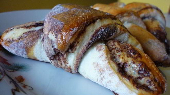 Рецепт Булочки и рогалики Зебра с шоколадной прослойкой