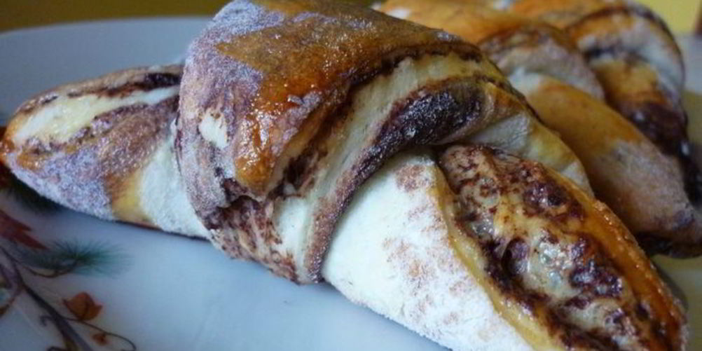 Как приготовить булочки и рогалики зебра с шоколадной прослойкой