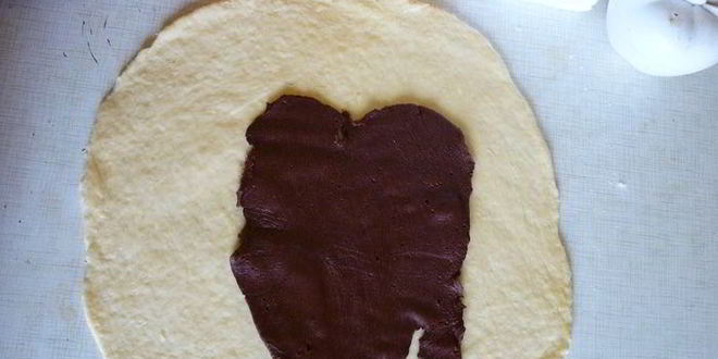 Рецепт булочки и рогалики зебра с шоколадной прослойкой