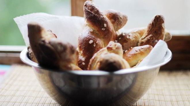 Рецепт Булочки-косички с льняными семечками и солью