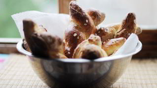 Рецепт Булочки-косички с льняными семечками и солью