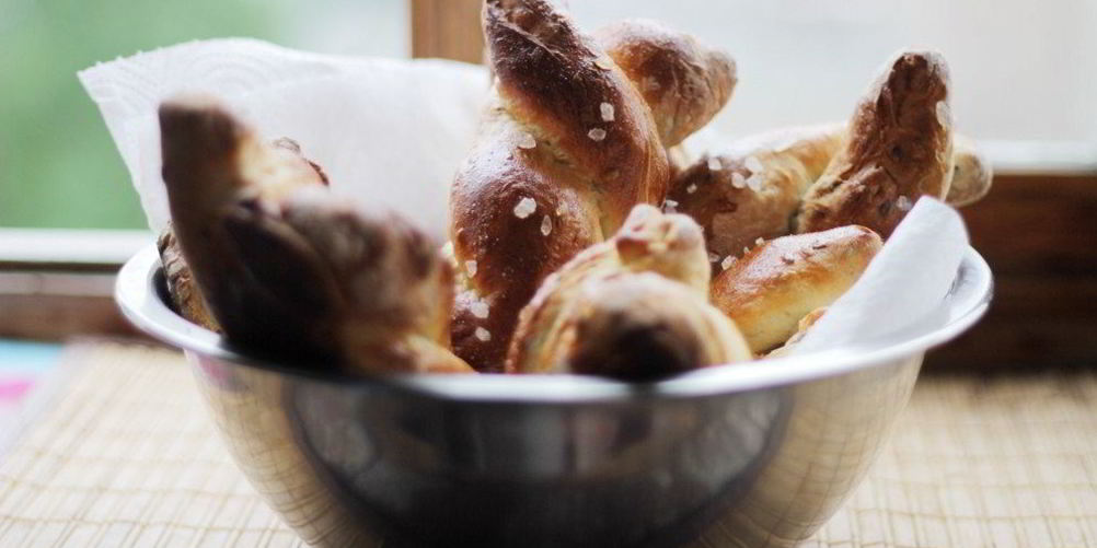 Как приготовить булочки-косички с льняными семечками и солью