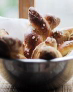 Булочки-косички с льняными семечками и солью