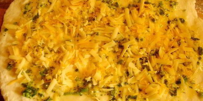Рецепт булочки с чесноком, сыром и пряными травами