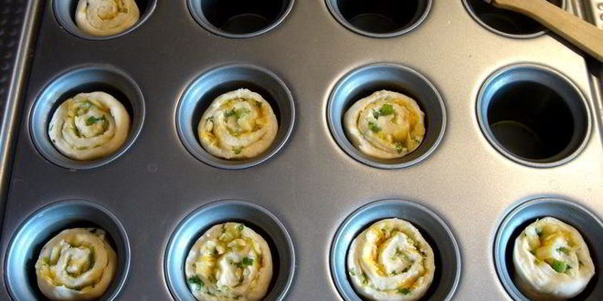 Рецепт булочки с чесноком, сыром и пряными травами