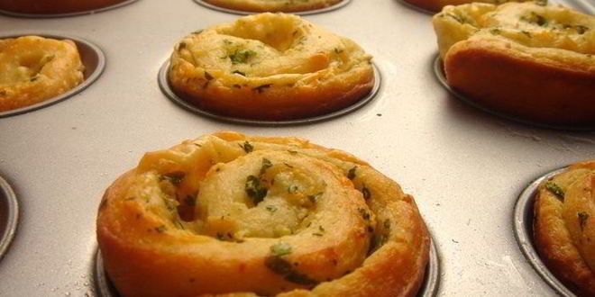 Рецепт булочки с чесноком, сыром и пряными травами