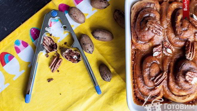 Рецепт Булочки с корицей, карамельным соусом и орехами пекан