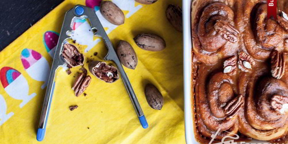 Как приготовить булочки с корицей, карамельным соусом и орехами пекан