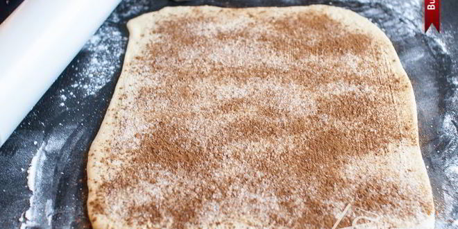 Рецепт булочки с корицей, карамельным соусом и орехами пекан