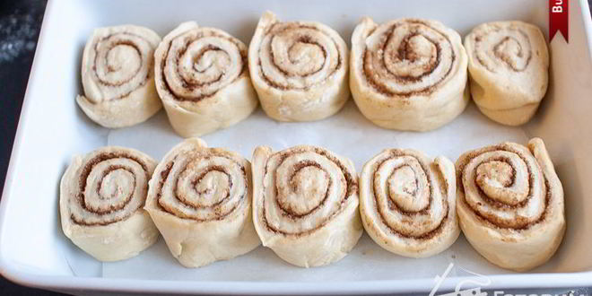 Рецепт булочки с корицей, карамельным соусом и орехами пекан