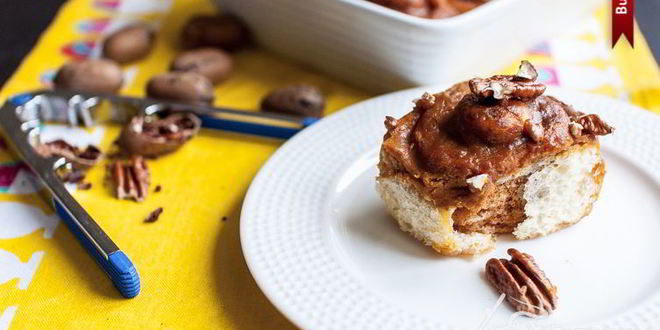 Рецепт булочки с корицей, карамельным соусом и орехами пекан