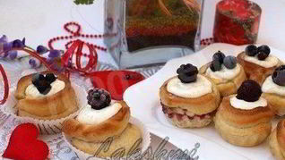 Рецепт Булочки с ягодами и творожной начинкой