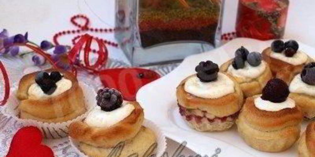 Как приготовить булочки с ягодами и творожной начинкой