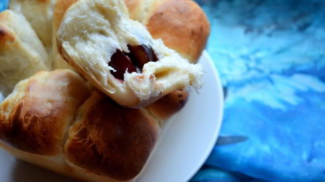 Рецепт Булочки со сливой и шоколадом