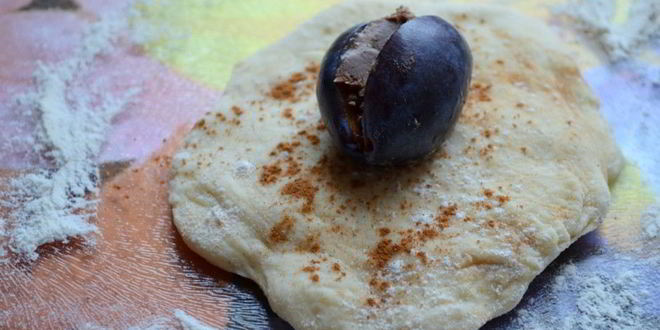 Рецепт булочки со сливой и шоколадом