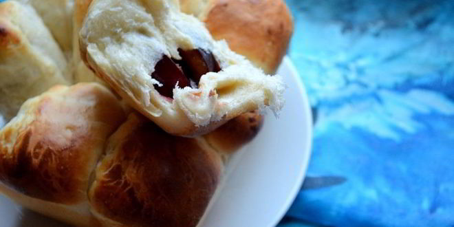 Рецепт булочки со сливой и шоколадом