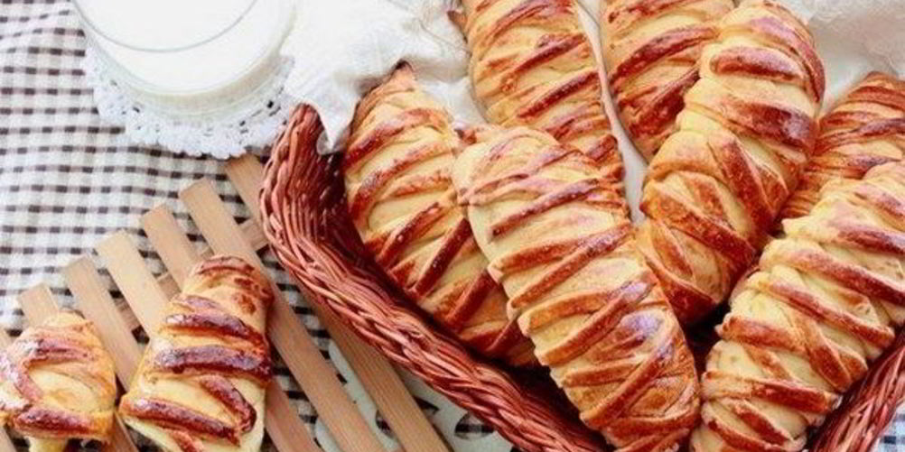 Как приготовить дрожжевые булочки с творогом и персиком