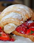 Круассаны с клубникой