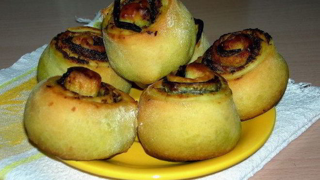 Рецепт Пикантные булочки с начинкой из песто и баклажанов