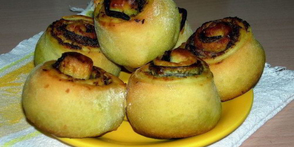 Как приготовить пикантные булочки с начинкой из песто и баклажанов
