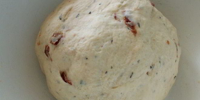 Рецепт постные булочки с вялеными томатами и базиликом