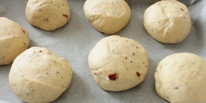 Рецепт постные булочки с вялеными томатами и базиликом