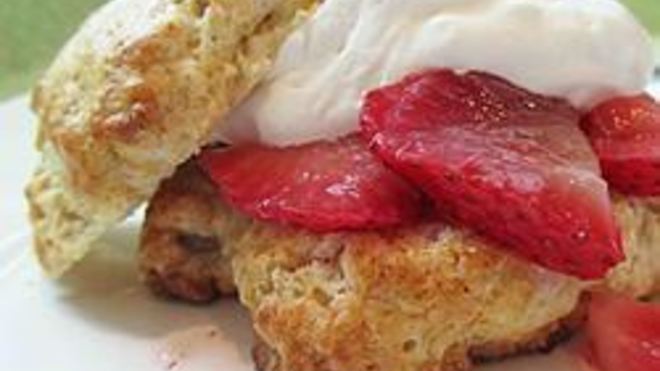 Рецепт Рассыпчатые булочки на кефире с клубникой