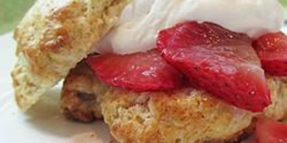 Как приготовить рассыпчатые булочки на кефире с клубникой