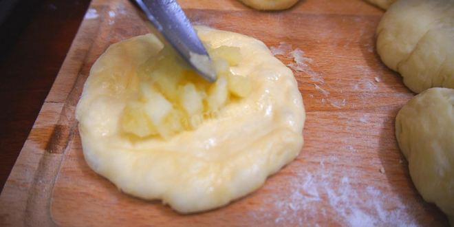 Рецепт сдобные булочки с яблочной начинкой и ваше утро удалось