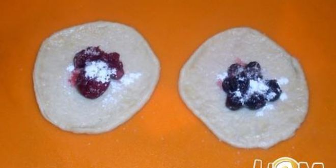 Рецепт сдобных булочек с ягодами