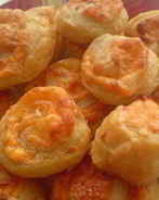 Слоеные булочки с сыром