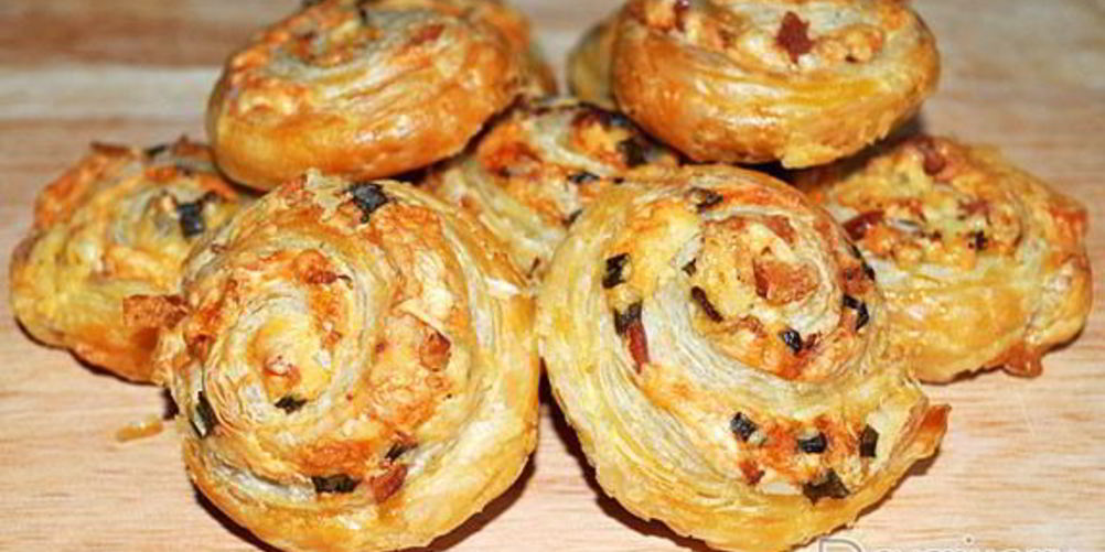 Как приготовить закусочные булочки с беконом и сыром