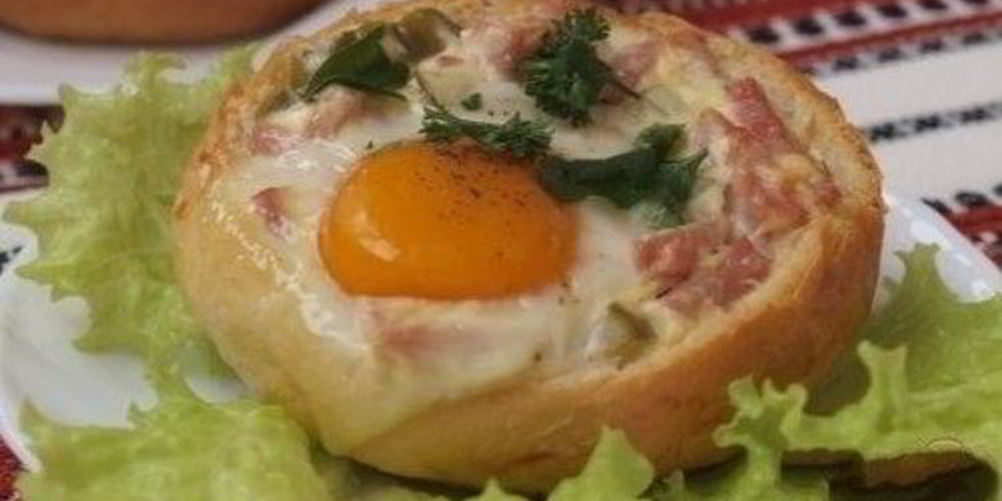 Как приготовить закусочные булочки с яичницей в духовке