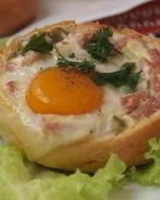 Закусочные булочки с яичницей в духовке