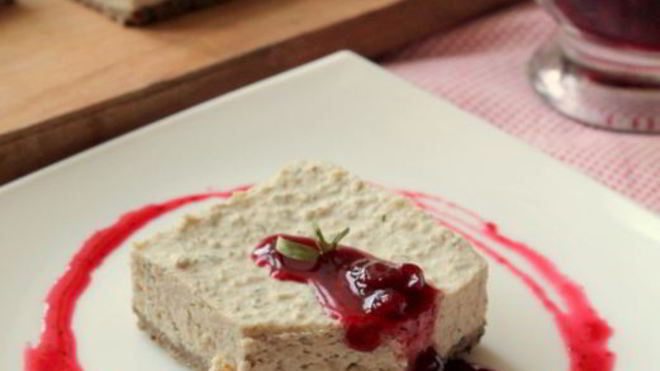 Рецепт Чизкейк мясной с брусничным соусом