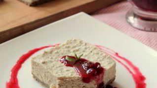 Рецепт Чизкейк мясной с брусничным соусом