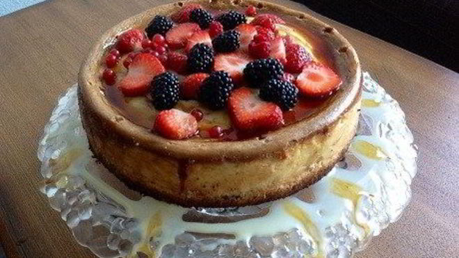 Рецепт Чизкейк с белым и молочным шоколадом под карамельным соусом