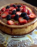 Чизкейк с белым и молочным шоколадом под карамельным соусом