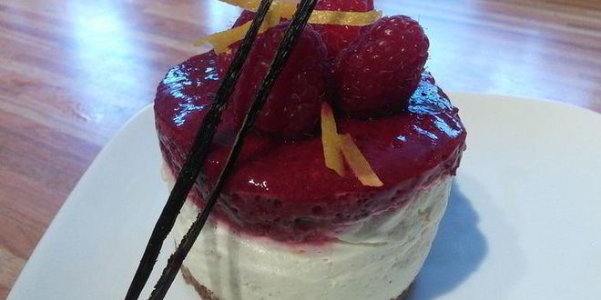 Рецепт мини-чизкейк из козьего сыра с малиной