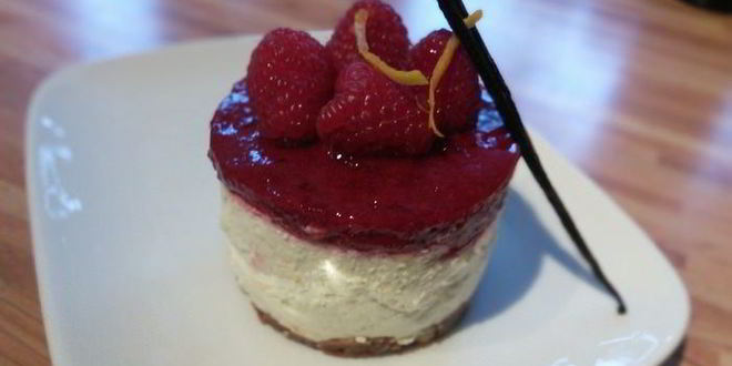 Рецепт мини-чизкейк из козьего сыра с малиной