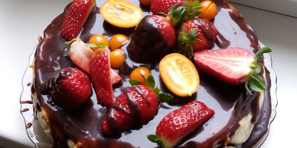 Как приготовить шоколадный чизкейк в глазури с фруктами