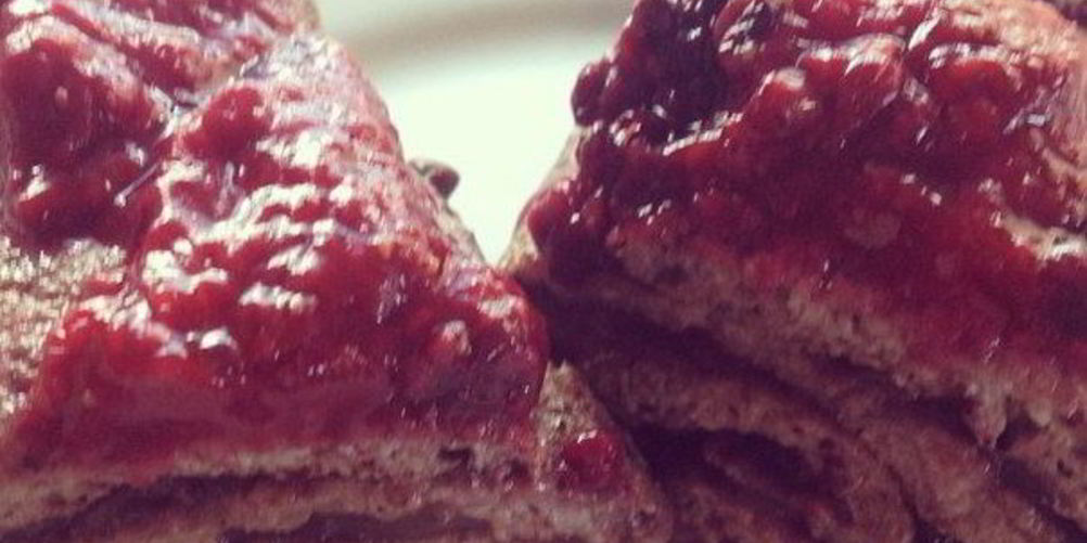 Как приготовить диетический рулетик с ягодами