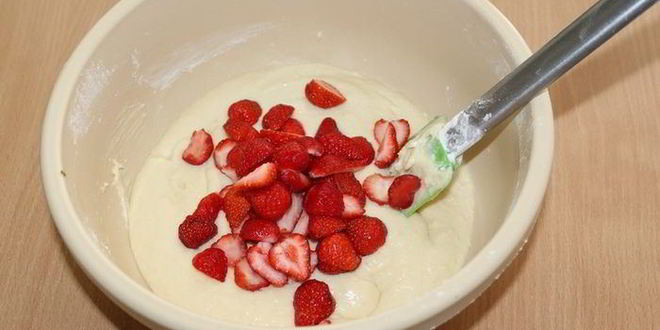 Рецепт йогуртовый кекс с клубникой