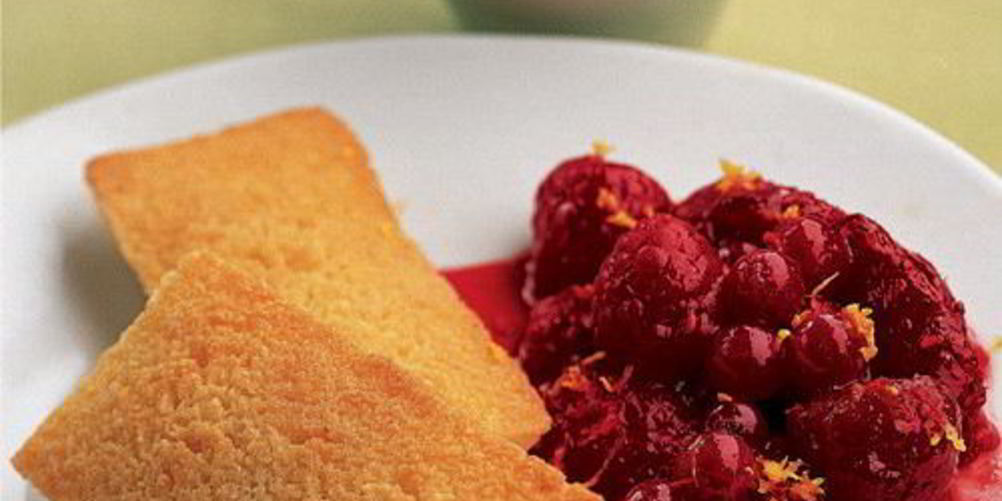 Как приготовить миндальные кексики и жареные ягоды