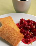 Миндальные кексики и жареные ягоды