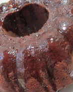 Шоколадный кекс с изюмом и орехами